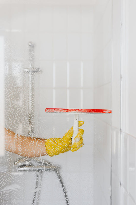 Vaarwel Vocht: Essentiële Accessoires voor een Droog en Schimmelvrij Badkamer