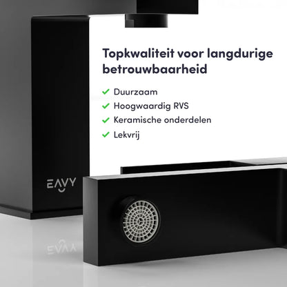 Detailopname van EAVY zwarte wastafelkraan met hoogwaardige afwerking